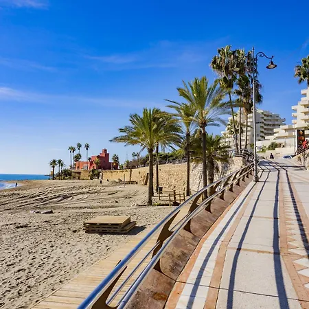 Cubo's Benalbeach Sea View & Terrace Apartment